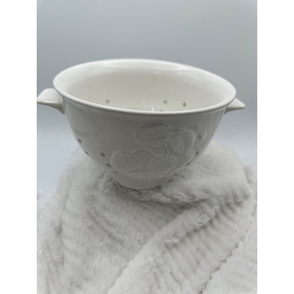 DesignPac Strawberry Embossed White Ceramic Colander - Picture 2 of 6